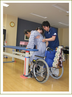 平行棒:歩行訓練の補助器具として使用します。(小川病院リハビリ室)